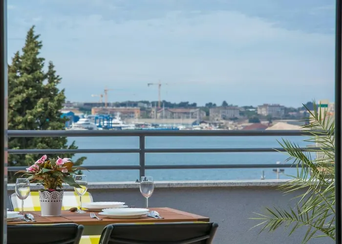 Centre Sea View 아파트